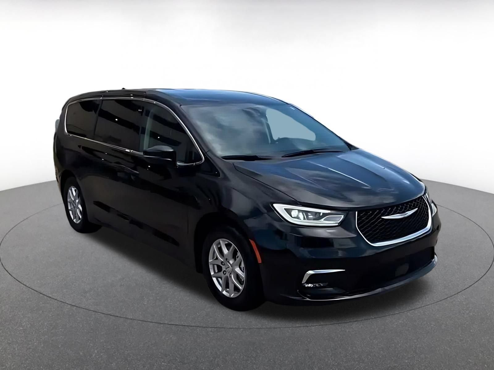 Used 2024 Chrysler Pacifica Touring-L FWD image 3