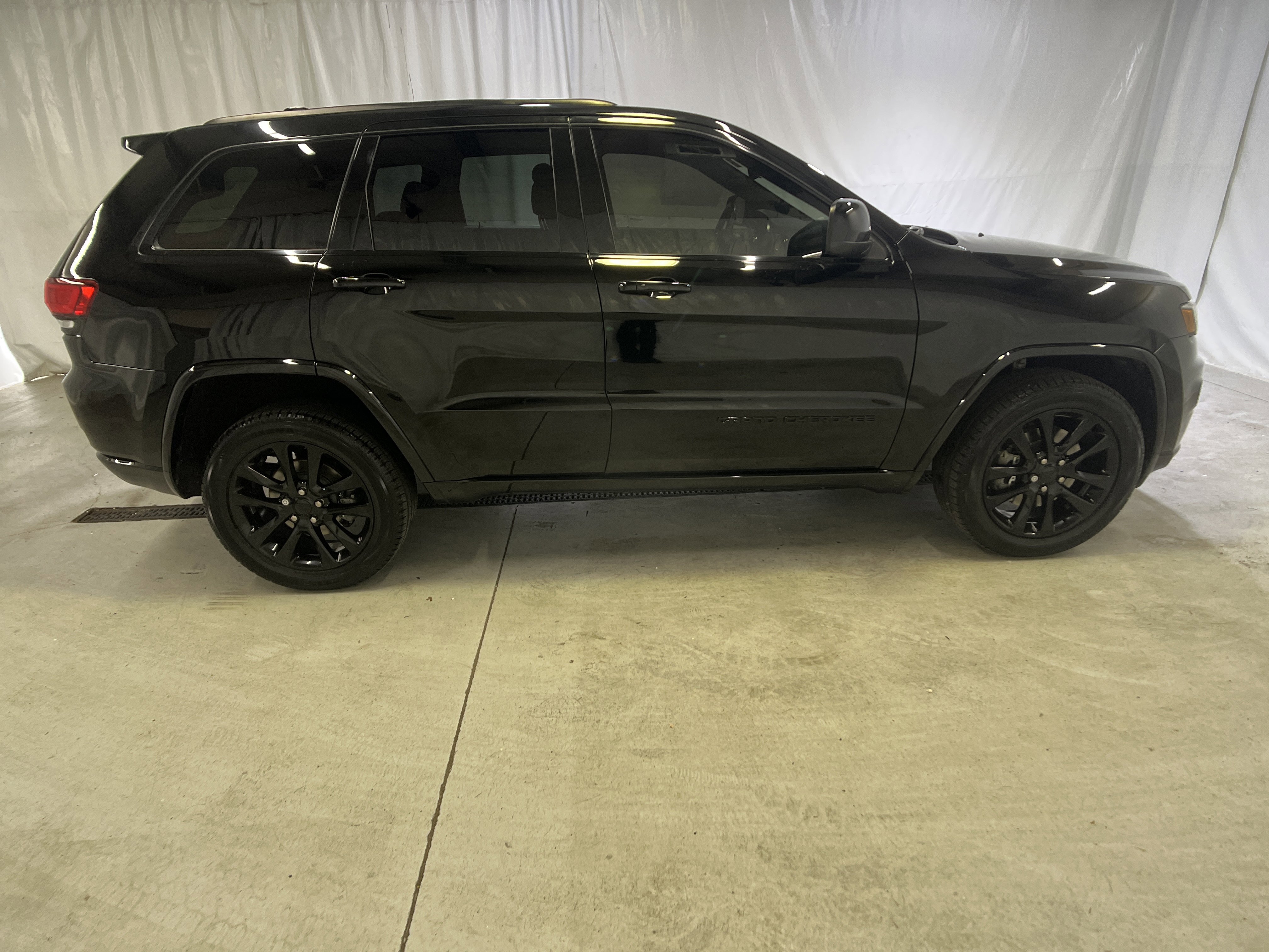 Used 2021 Jeep Grand Cherokee Laredo X AWD/4WD image 12