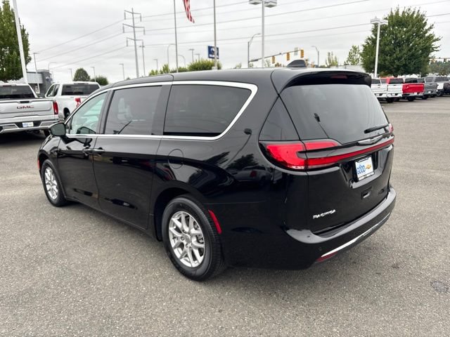 Used 2024 Chrysler Pacifica Touring-L FWD image 3