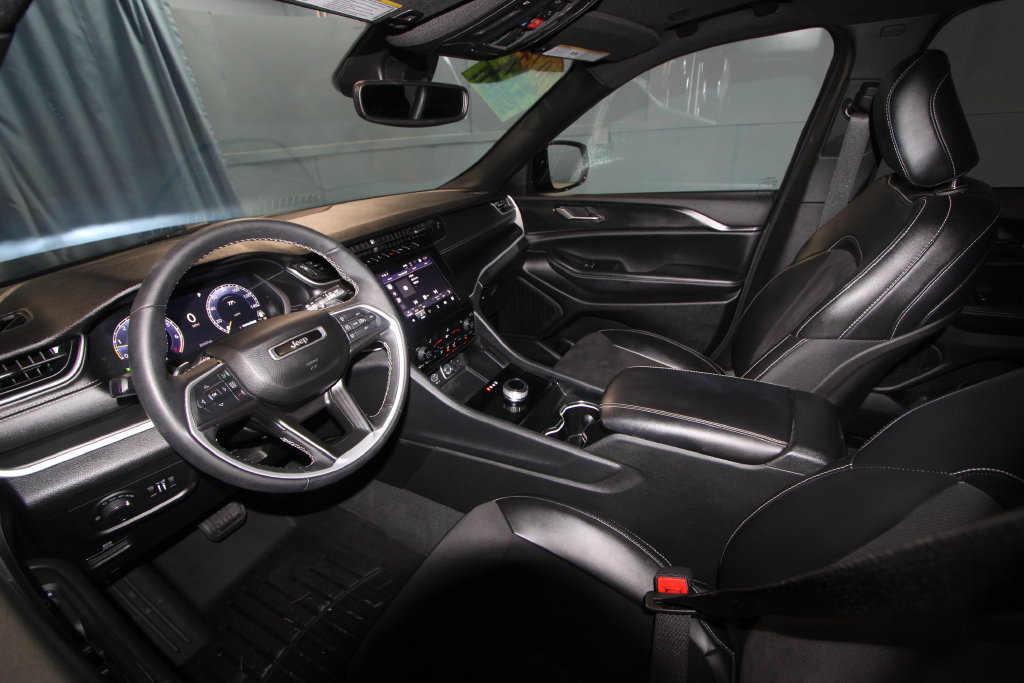 Used 2024 Jeep Grand Cherokee Altitude AWD/4WD image 2