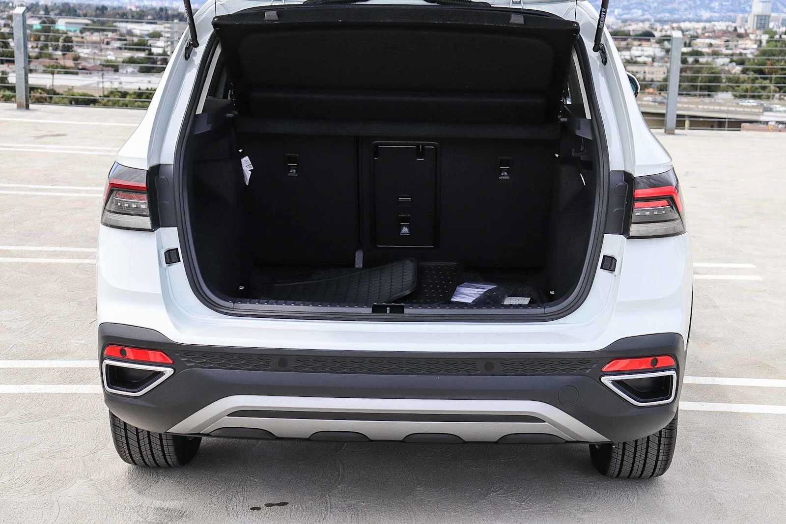 New 2025 Volkswagen Taos SE w/ Black Wheel Package FWD image 28
