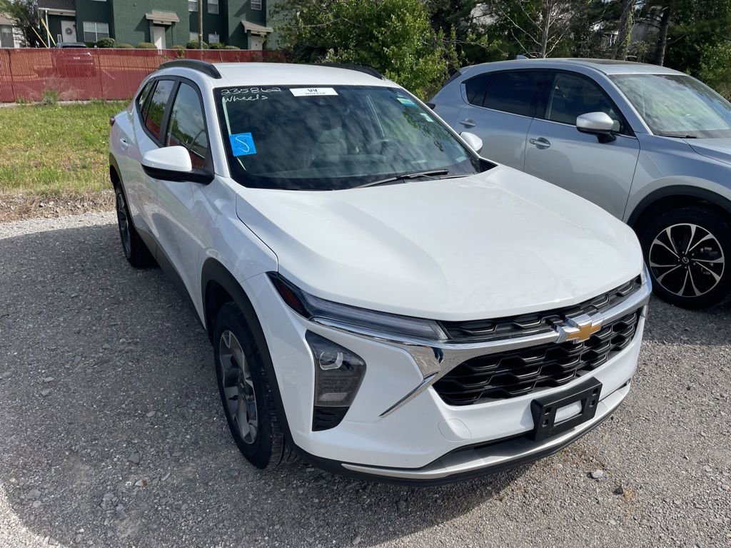 Used 2024 Chevrolet Trax LT image 2