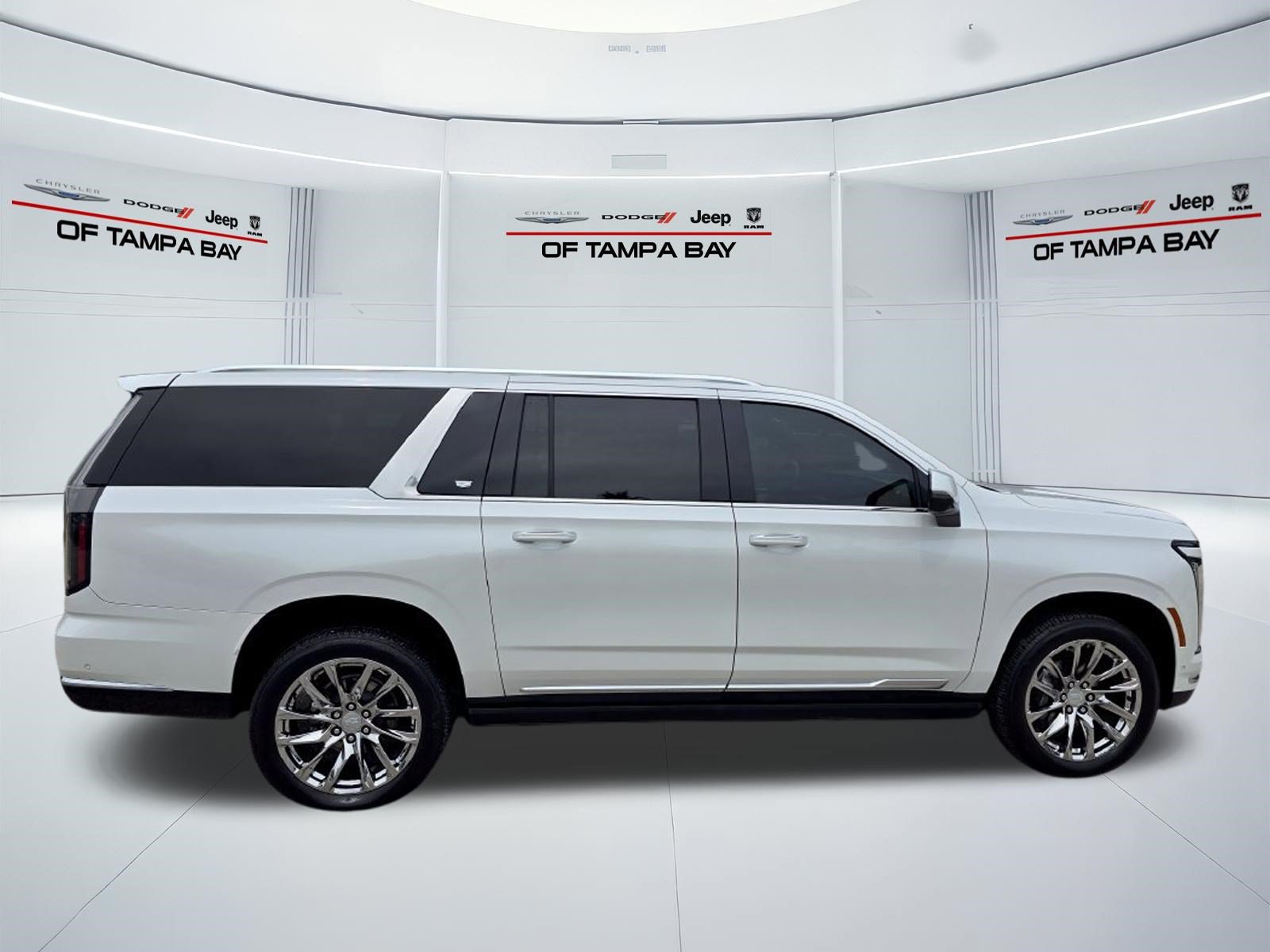 Used 2025 Cadillac Escalade ESV Premium Luxury w/ LPO, Radiant Package AWD/4WD image 7