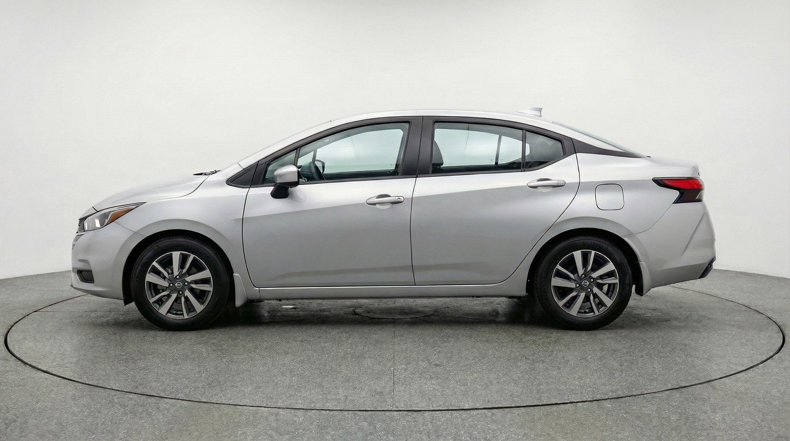 Used 2025 Nissan Versa SV image 5
