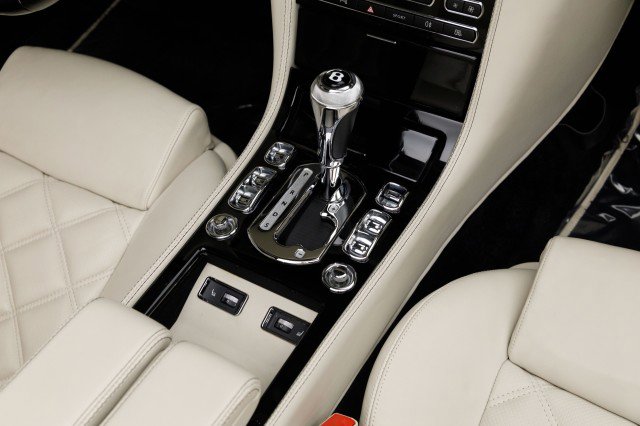 Used 2010 Bentley Azure T image 24