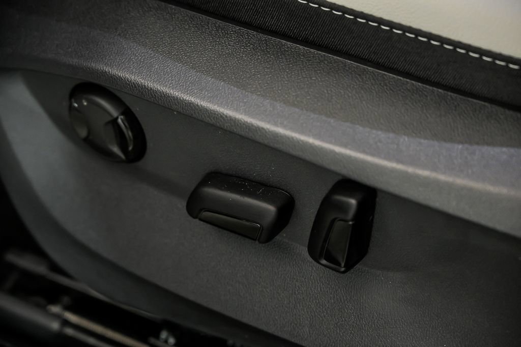 Used 2025 Volkswagen Taos SE w/ Panoramic Sunroof Package FWD image 16