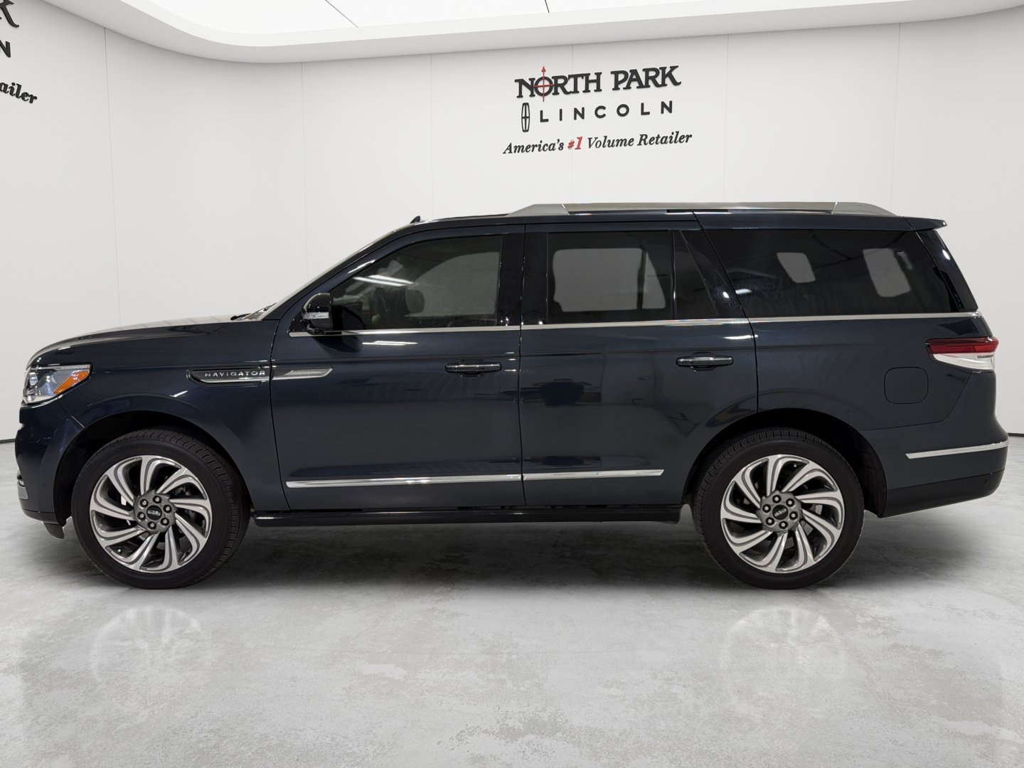 Used 2022 Lincoln Navigator 2WD image 2