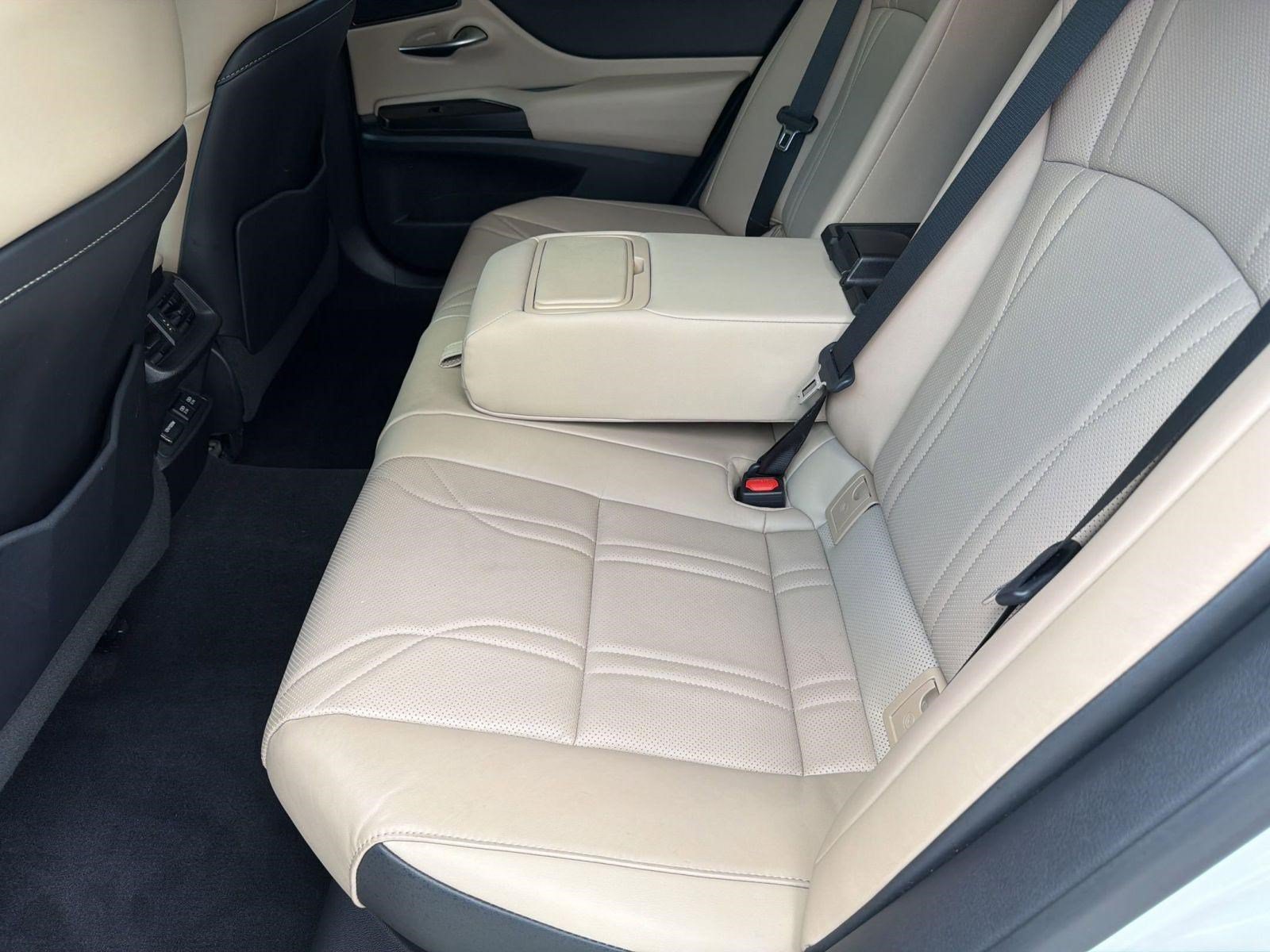 Used 2021 Lexus ES 300h w/ Accessory Package FWD image 27