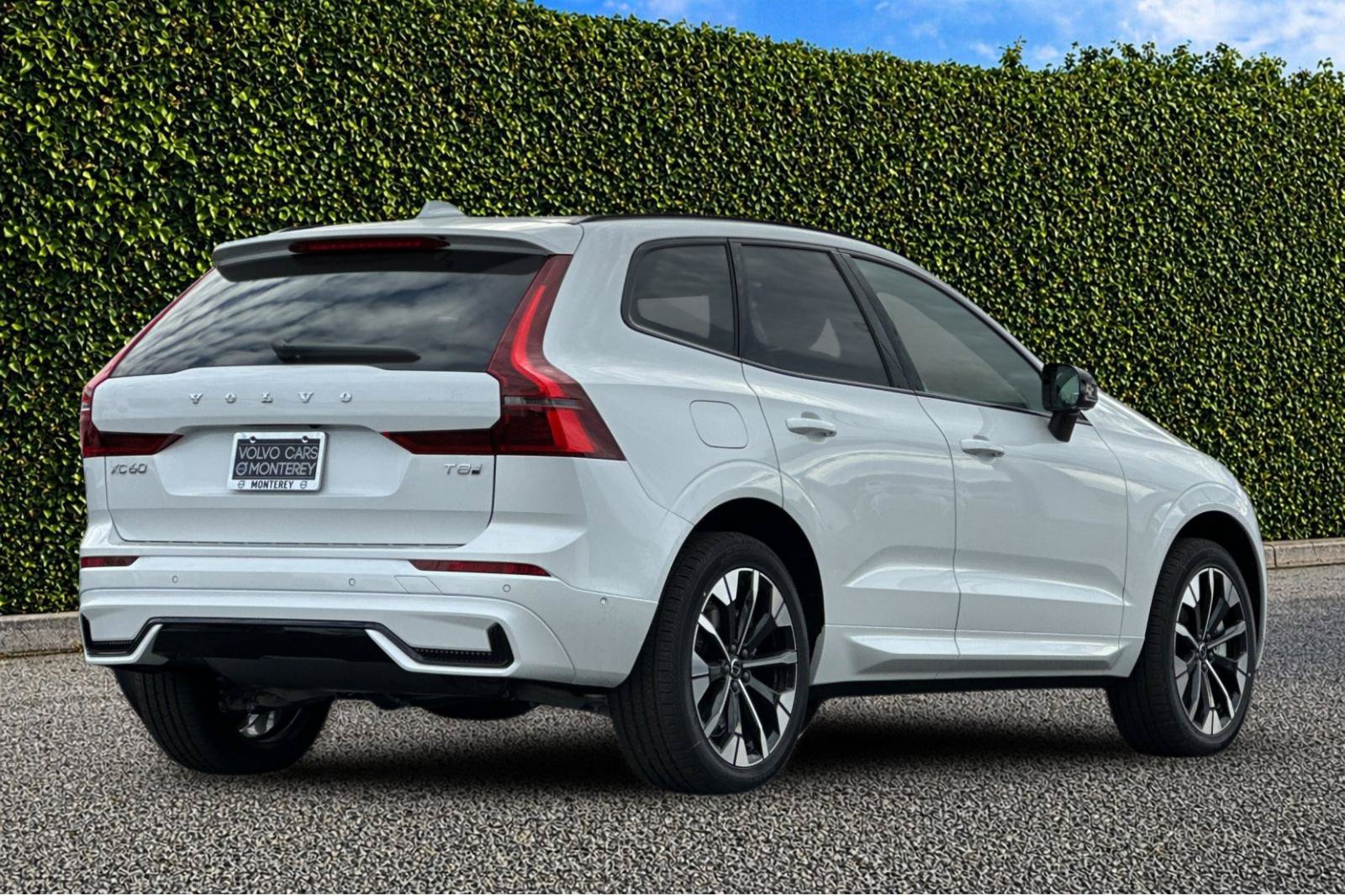 New 2026 Volvo XC60 T8 Plus w/ Protection Package Premier AWD/4WD image 6