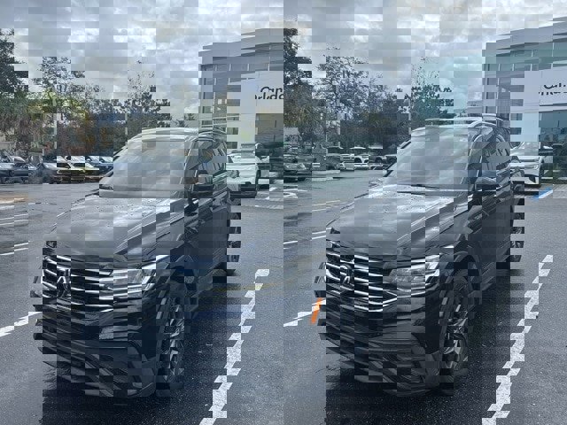 Used 2023 Volkswagen Tiguan SE w/ Panoramic Sunroof Package