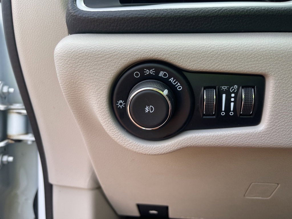 Used 2024 Chrysler Pacifica Select image 28