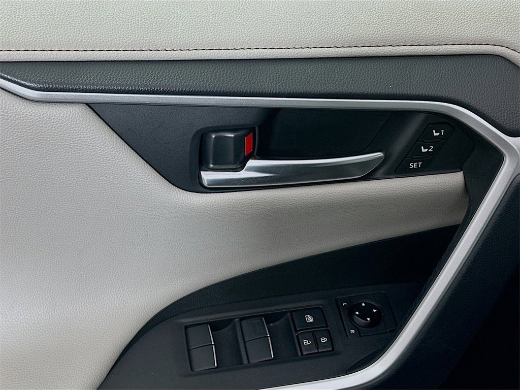 Used 2019 Toyota RAV4 Limited image 18