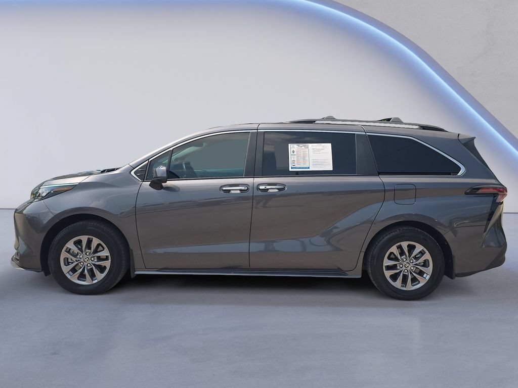 Used 2025 Toyota Sienna XLE w/ XLE Plus Package FWD image 2