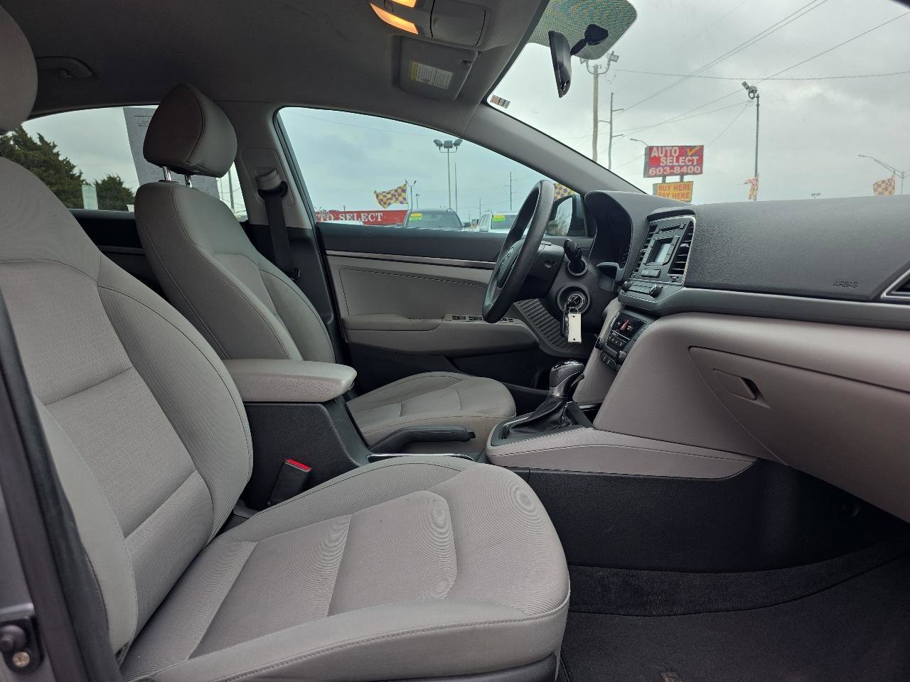 Used 2017 Hyundai Elantra SE image 19