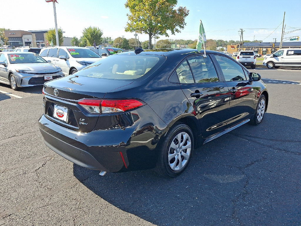 Used 2027 Toyota Corolla LE FWD image 6