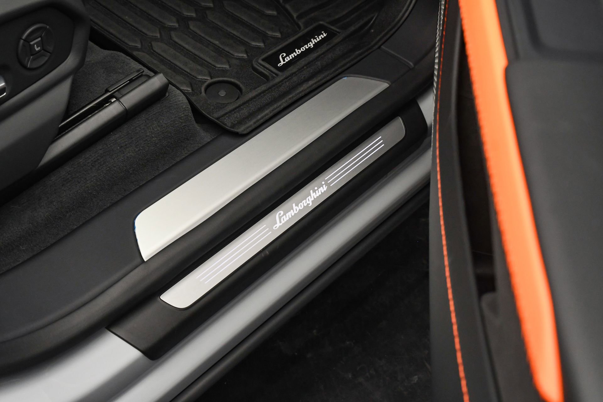 Used 2025 Lamborghini Urus SE image 48