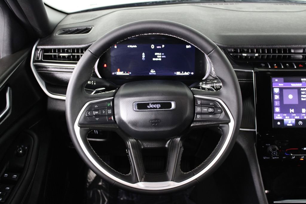 Used 2025 Jeep Grand Cherokee Laredo image 9