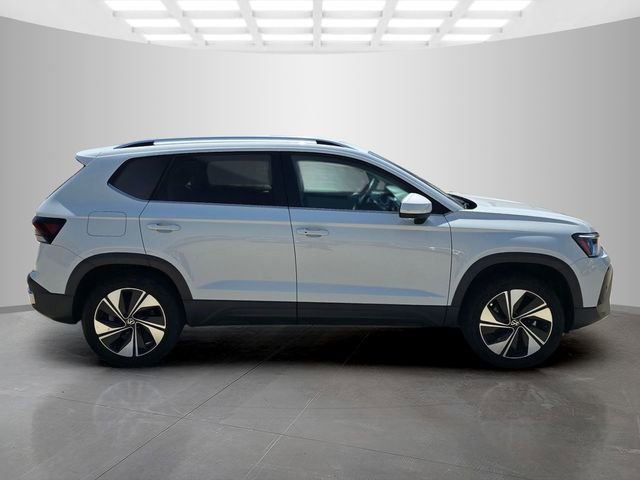 Used 2025 Volkswagen Taos SE AWD/4WD image 9