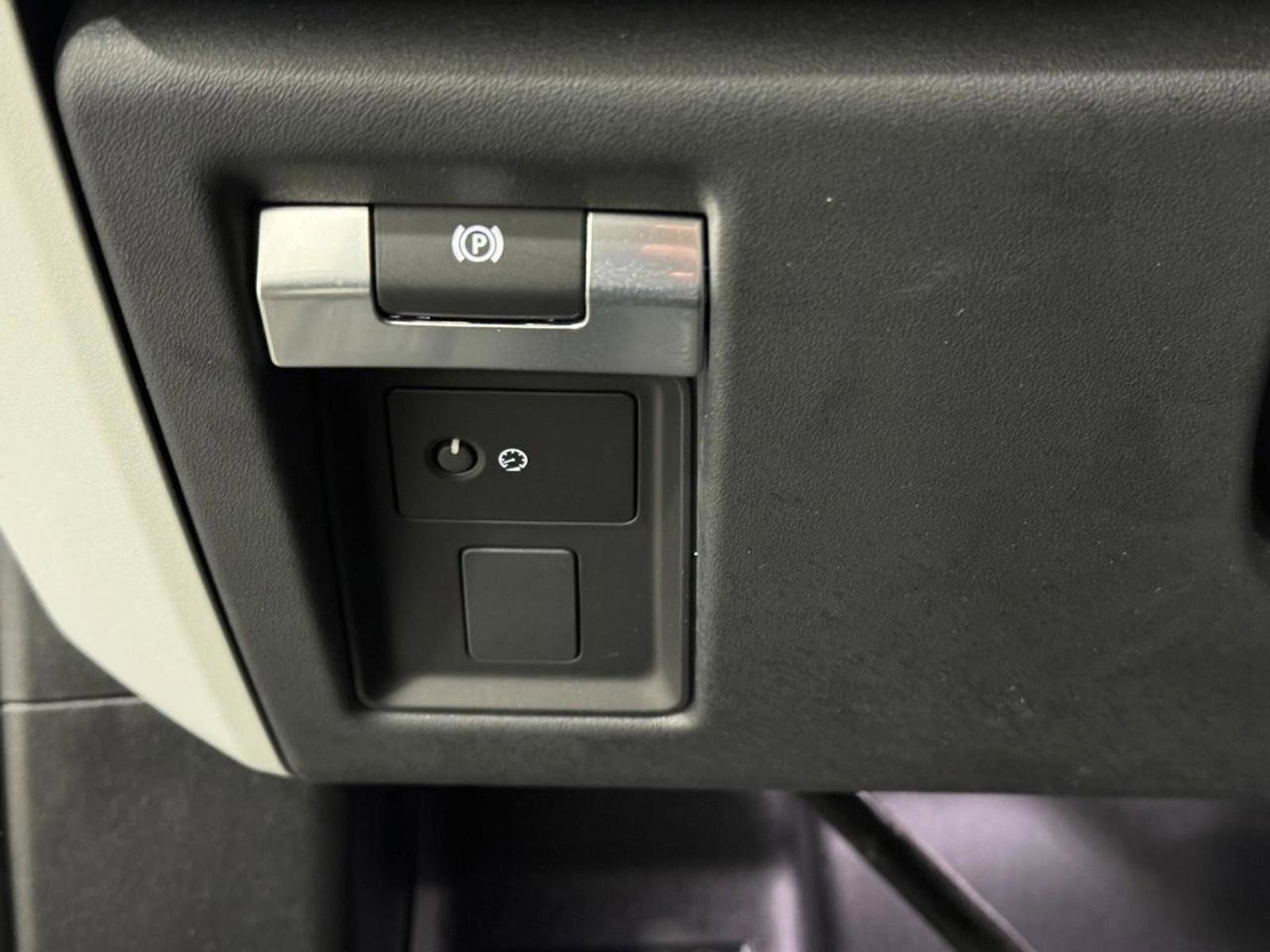 Used 2023 Land Rover Defender 130 SE image 24