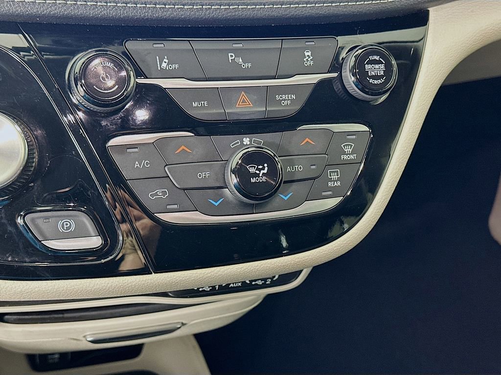 Used 2023 Chrysler Pacifica Touring-L image 15