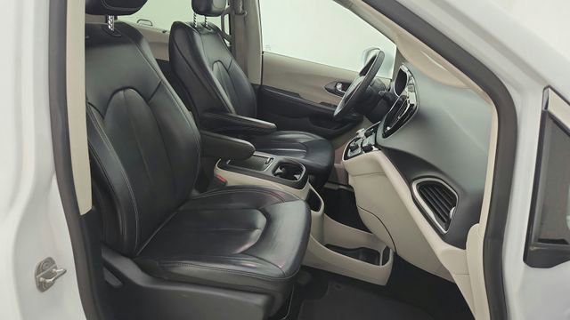 Used 2022 Chrysler Pacifica Touring-L image 31