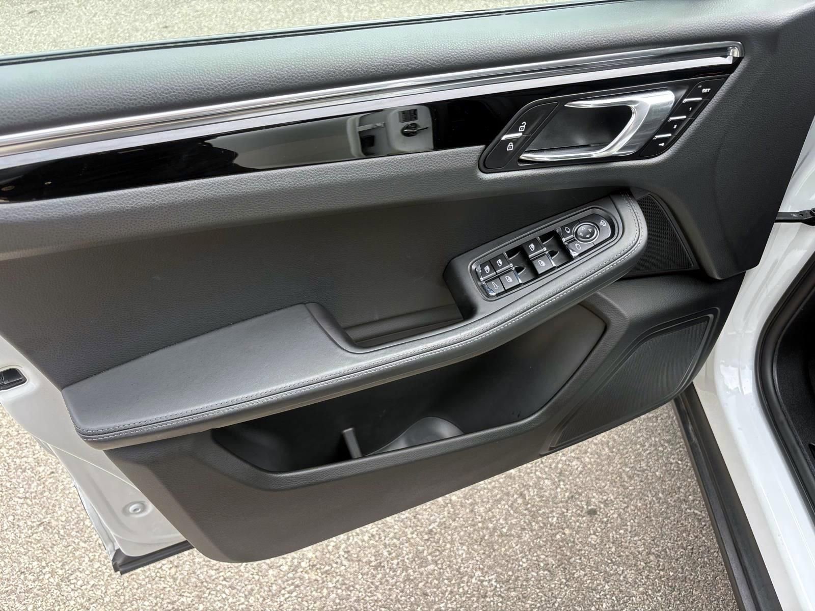 Used 2025 Porsche Macan Turbo image 23