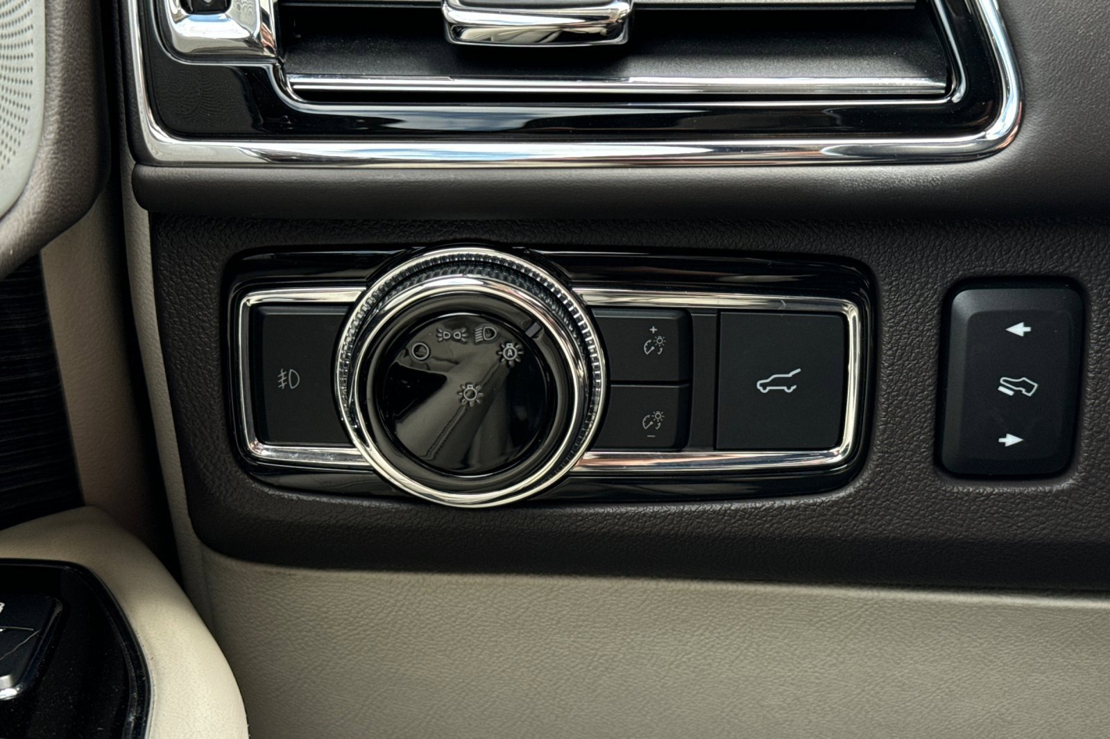 Used 2021 Lincoln Navigator Black Label w/ Cargo Convenience Package image 30