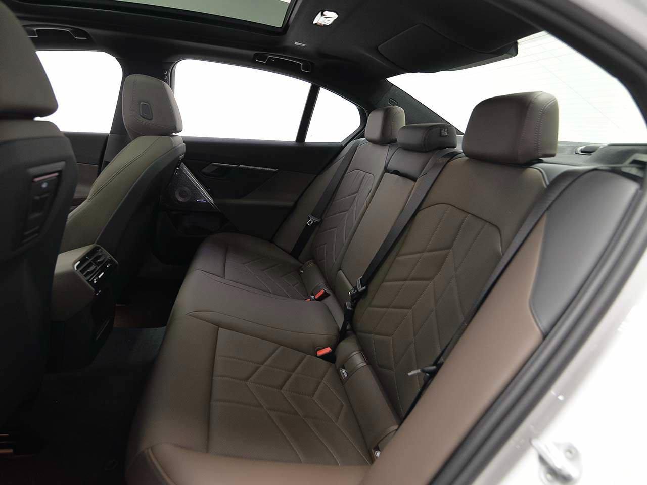 New 2027 BMW 550e xDrive AWD/4WD image 11