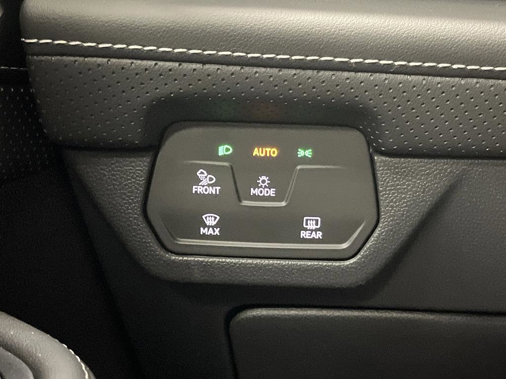 Certified 2025 Volkswagen Atlas Cross Sport SE w/ Panoramic Sunroof Package image 24