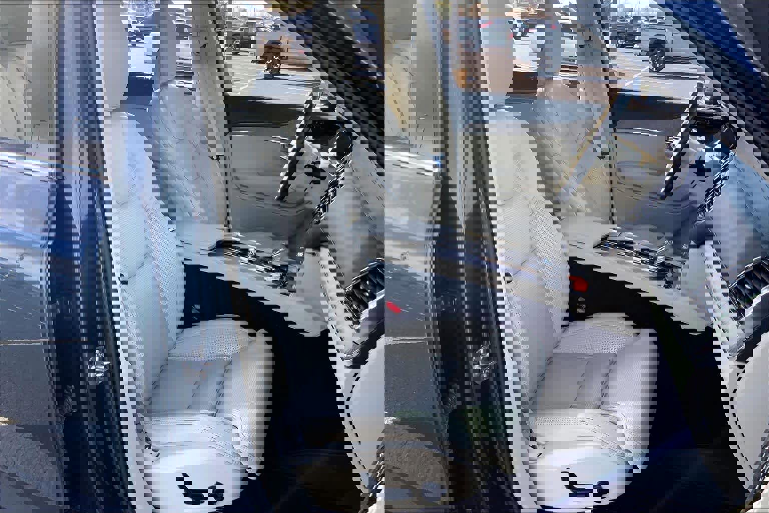 Used 2023 Volvo XC90 T8 Ultimate w/ Lounge Package image 8