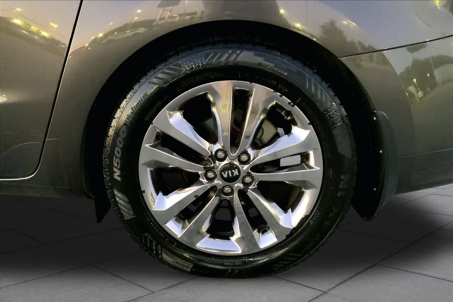 Used 2015 Kia Sedona SX Limited FWD image 9