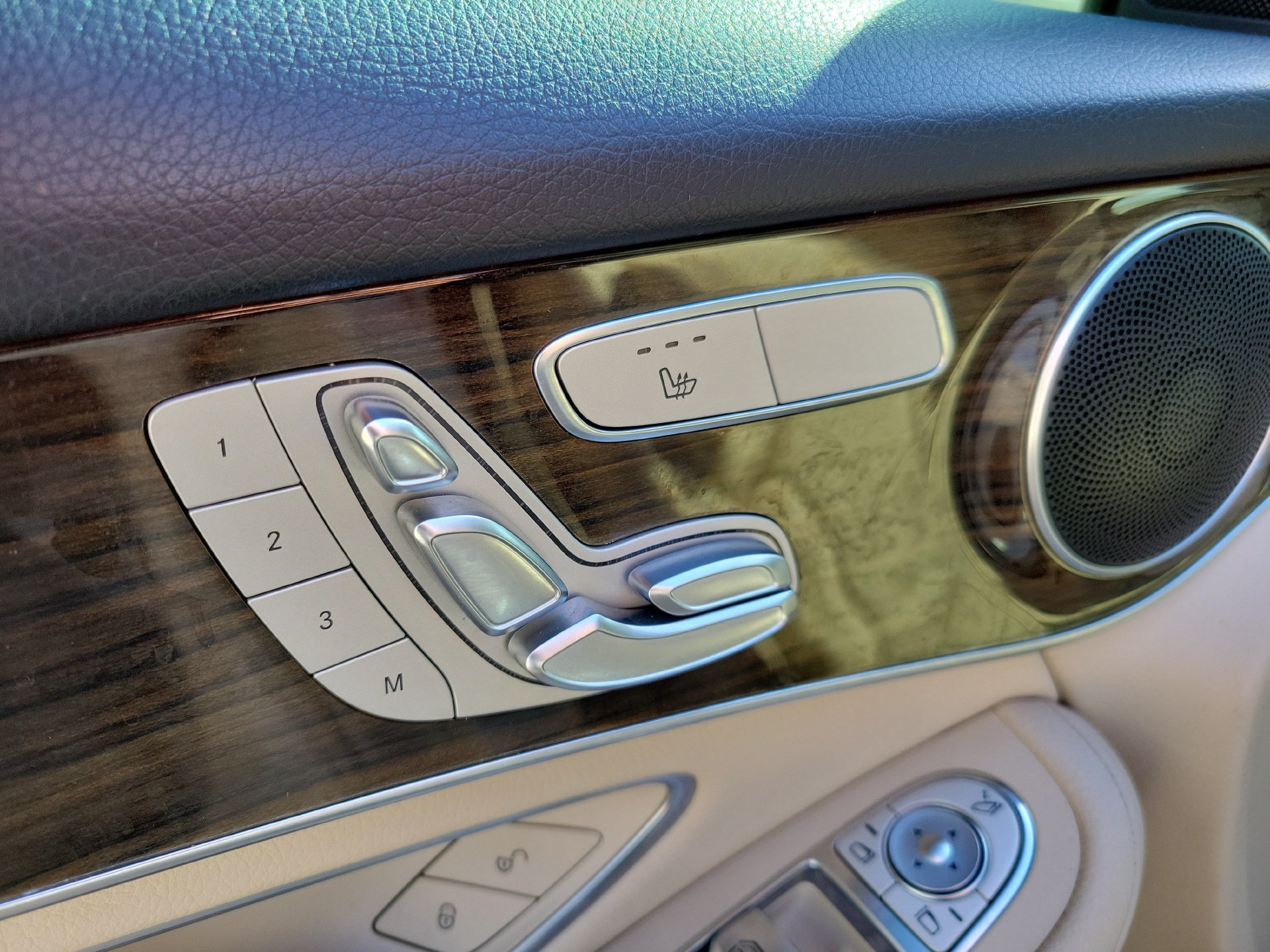 Used 2021 Mercedes-Benz GLC 300 w/ Premium Package image 28