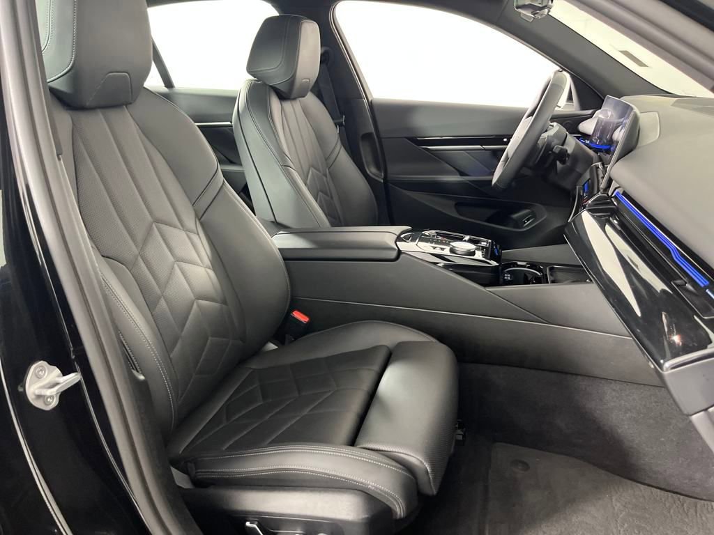 Used 2024 BMW 530i xDrive image 32