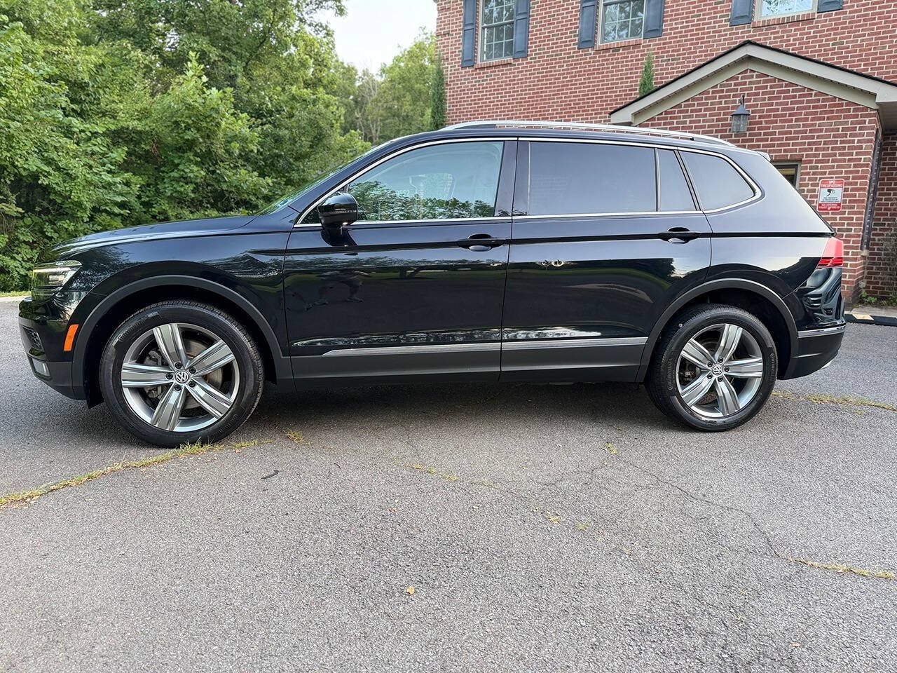 Used 2019 Volkswagen Tiguan SEL Premium AWD/4WD image 2