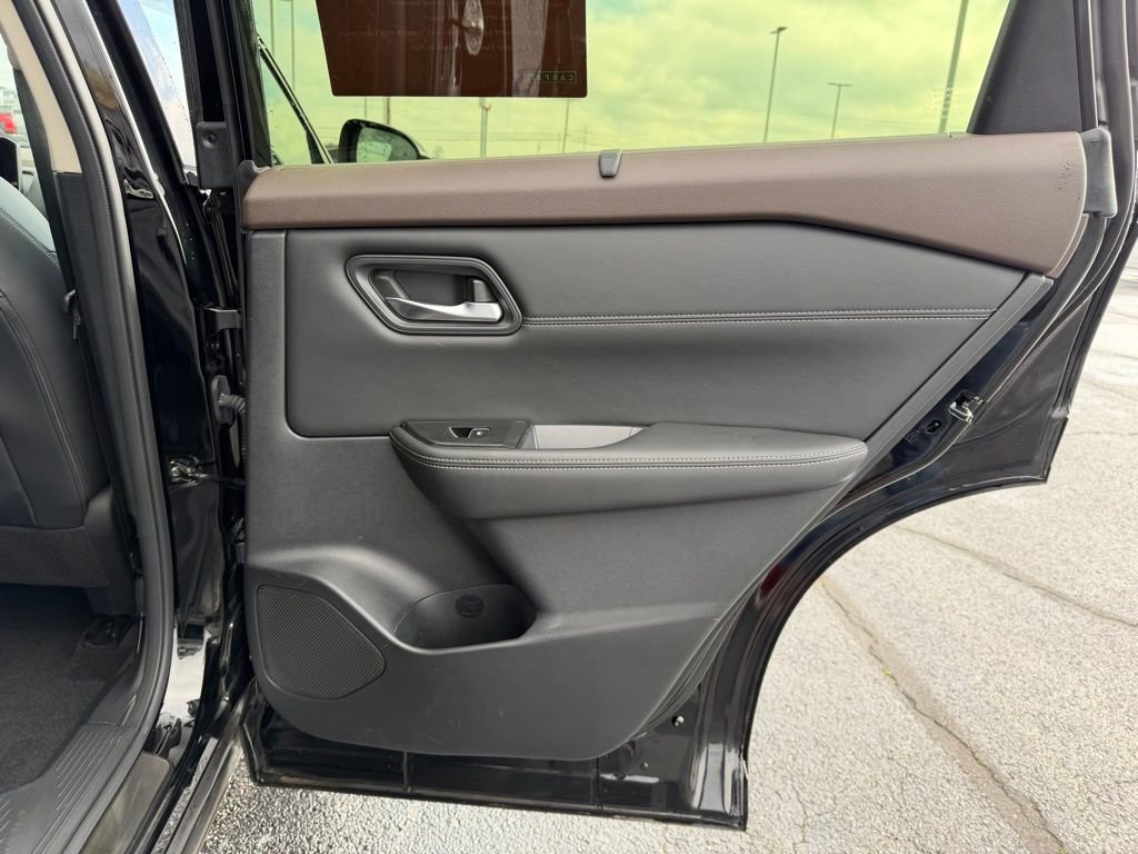 Used 2023 Nissan Rogue SL w/ SL Premium Package image 21