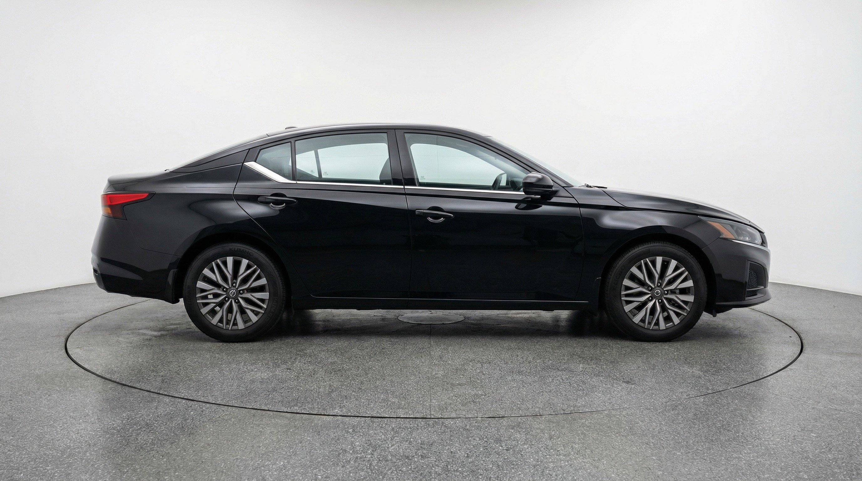 Used 2025 Nissan Altima 2.5 SV FWD image 11
