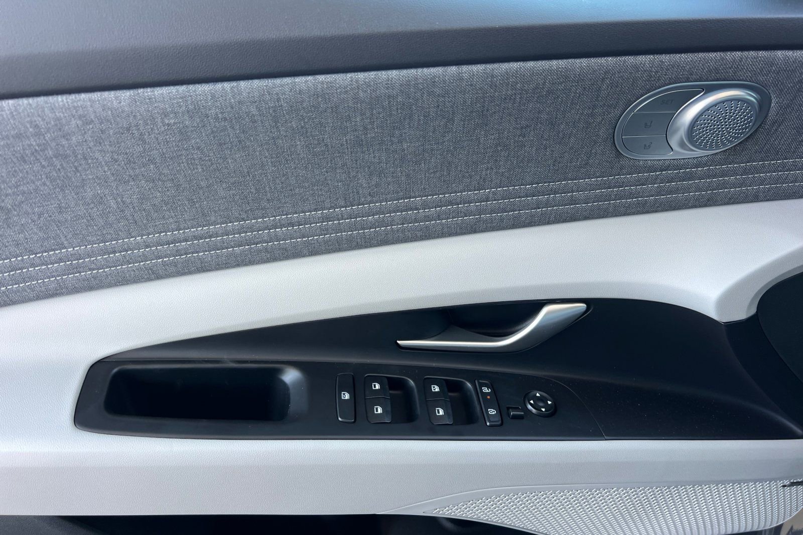 New 2025 Hyundai Elantra Limited image 9