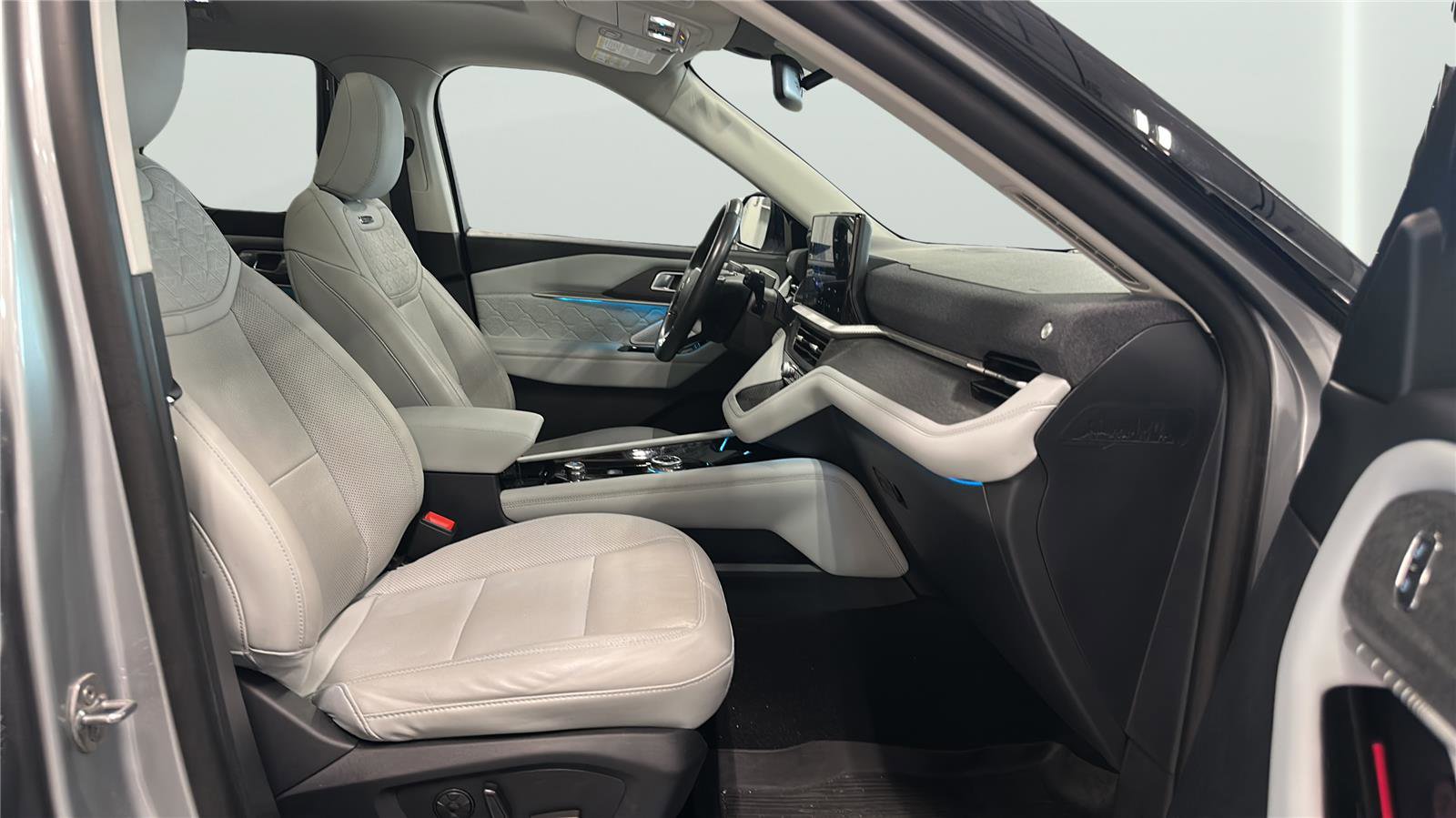 Used 2025 Ford Explorer Platinum w/ Ultimate Package image 14