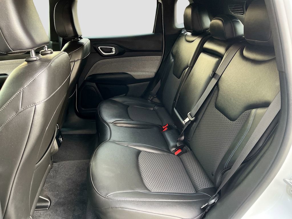 Used 2025 Jeep Compass Latitude image 23