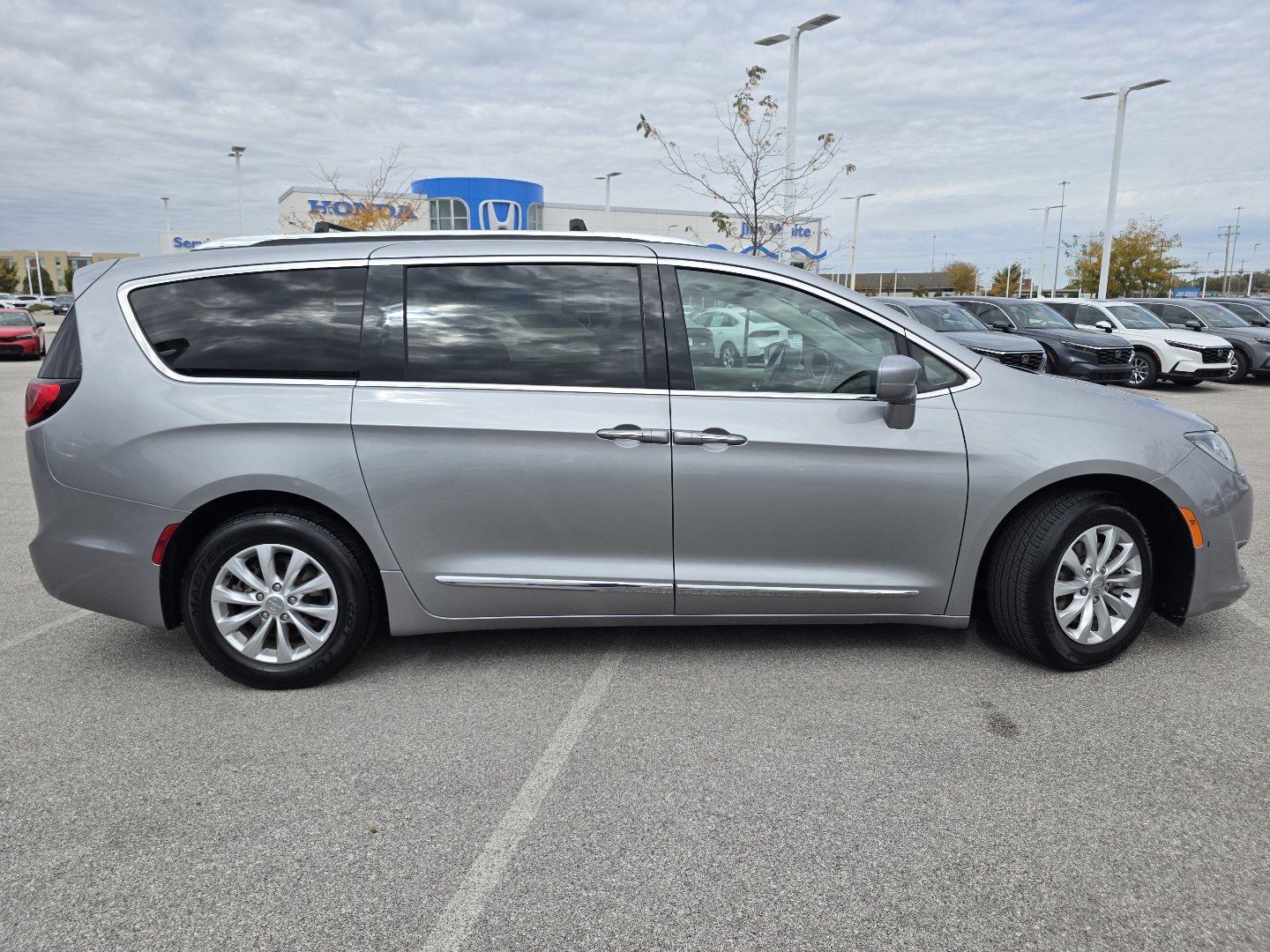 Used 2018 Chrysler Pacifica Touring-L w/ Premium Audio Group FWD image 15