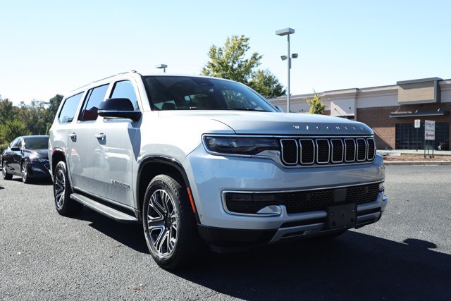 Used 2024 Jeep Wagoneer L Series II RWD image 3