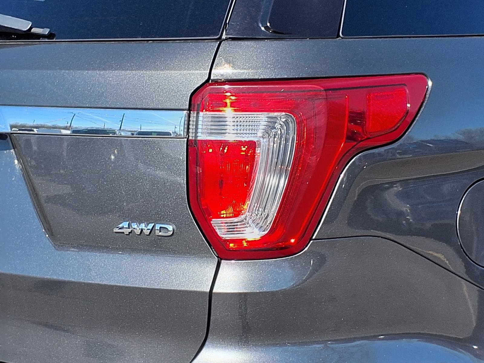 Used 2017 Ford Explorer XLT w/ Equipment Group 202A AWD/4WD image 28