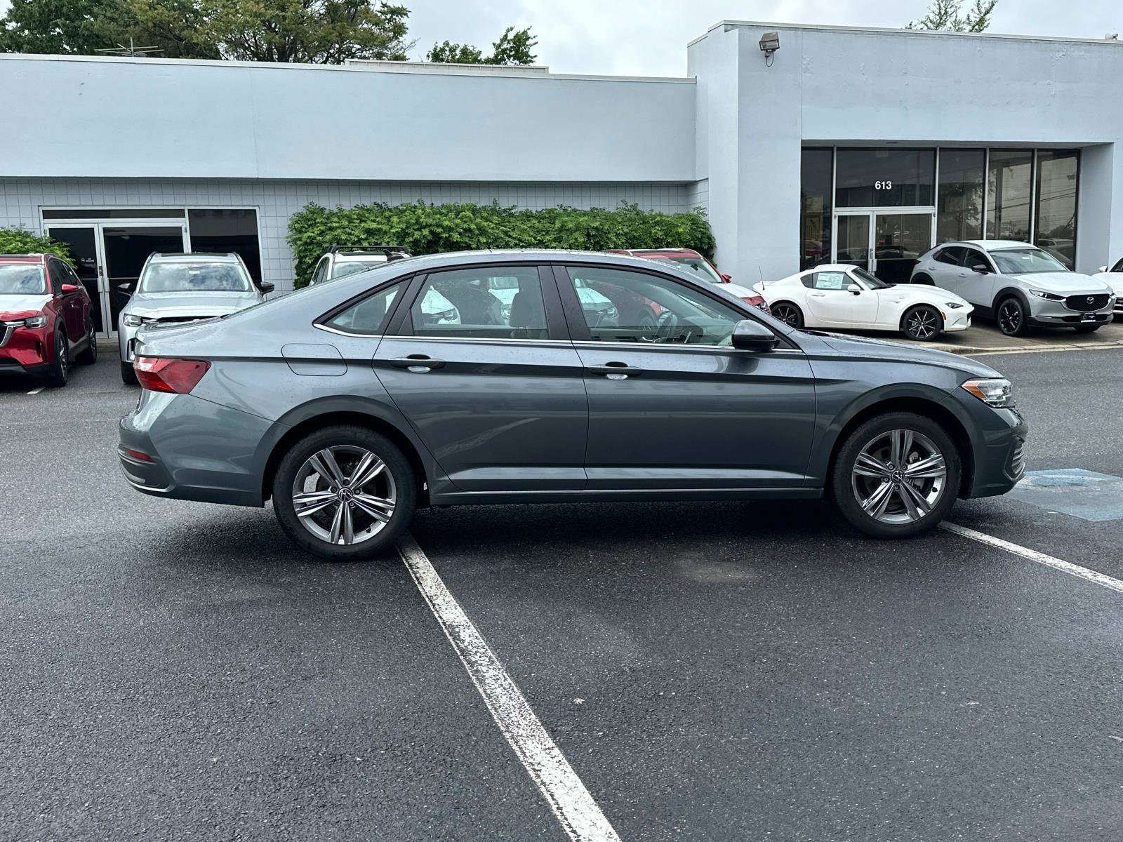 Used 2022 Volkswagen Jetta SE w/ Panoramic Sunroof Package image 2