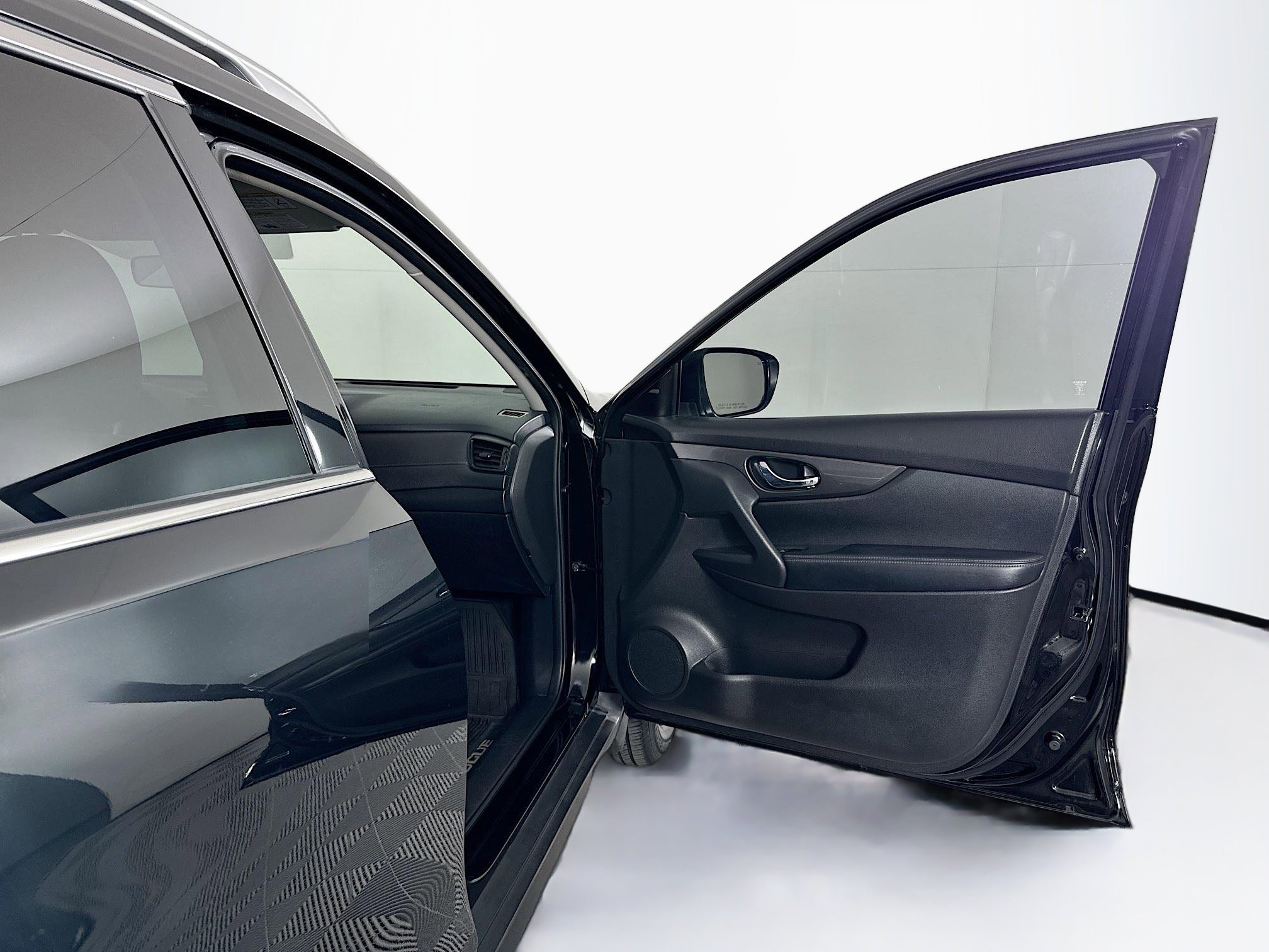 Used 2018 Nissan Rogue SV image 32