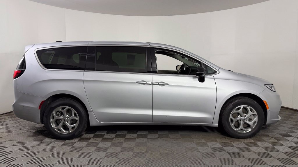 Used 2024 Chrysler Pacifica Limited AWD/4WD image 9