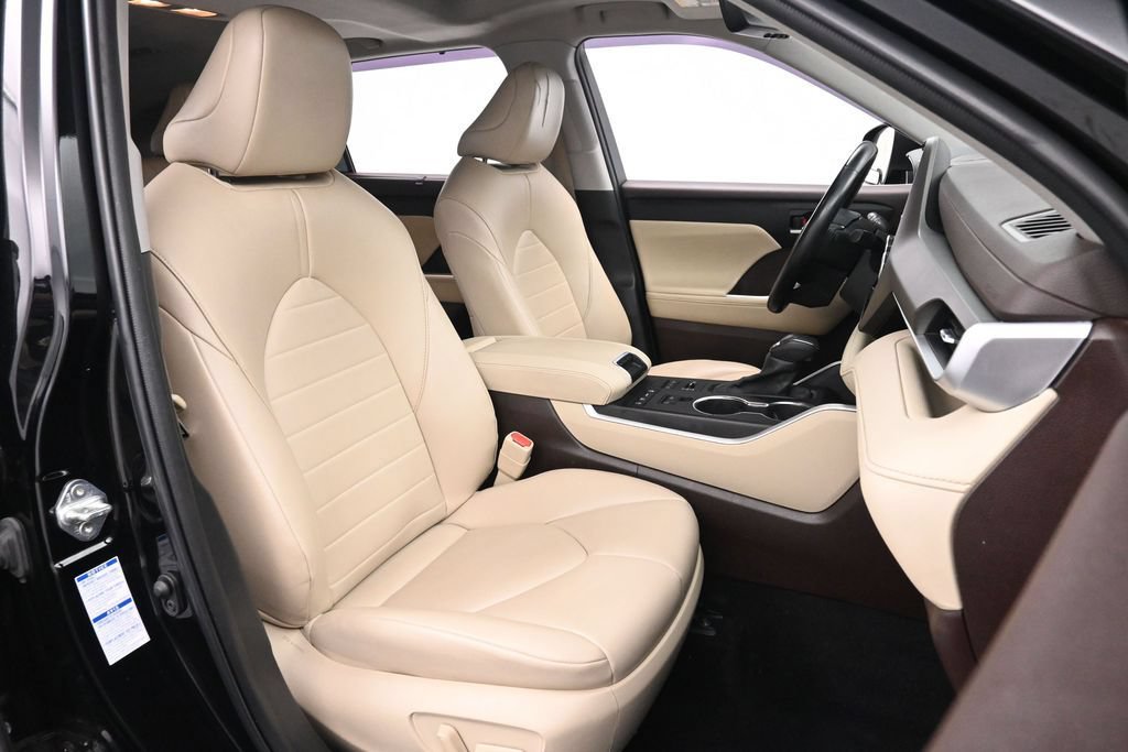 Used 2022 Toyota Highlander XLE AWD/4WD image 28