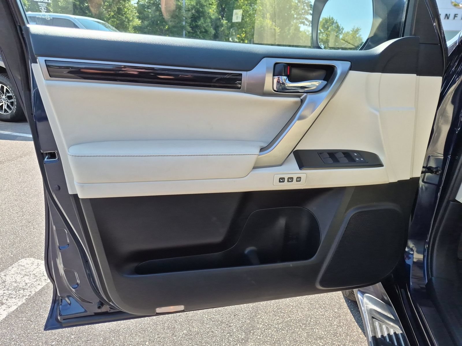 Used 2022 Lexus GX 460 Premium w/ Accessory Package AWD/4WD image 12