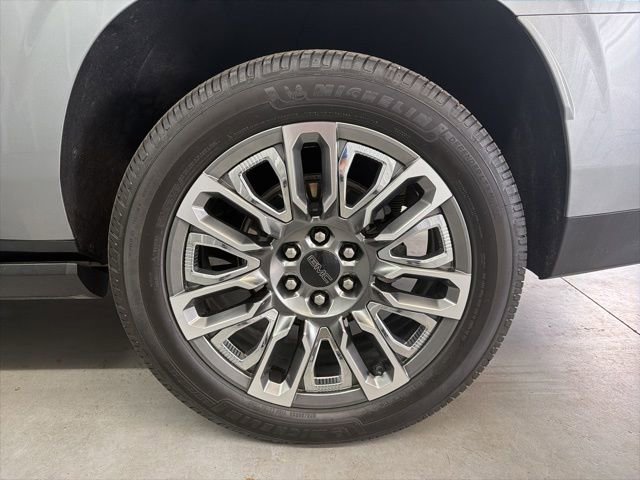 Used 2023 GMC Yukon XL Denali Ultimate image 10