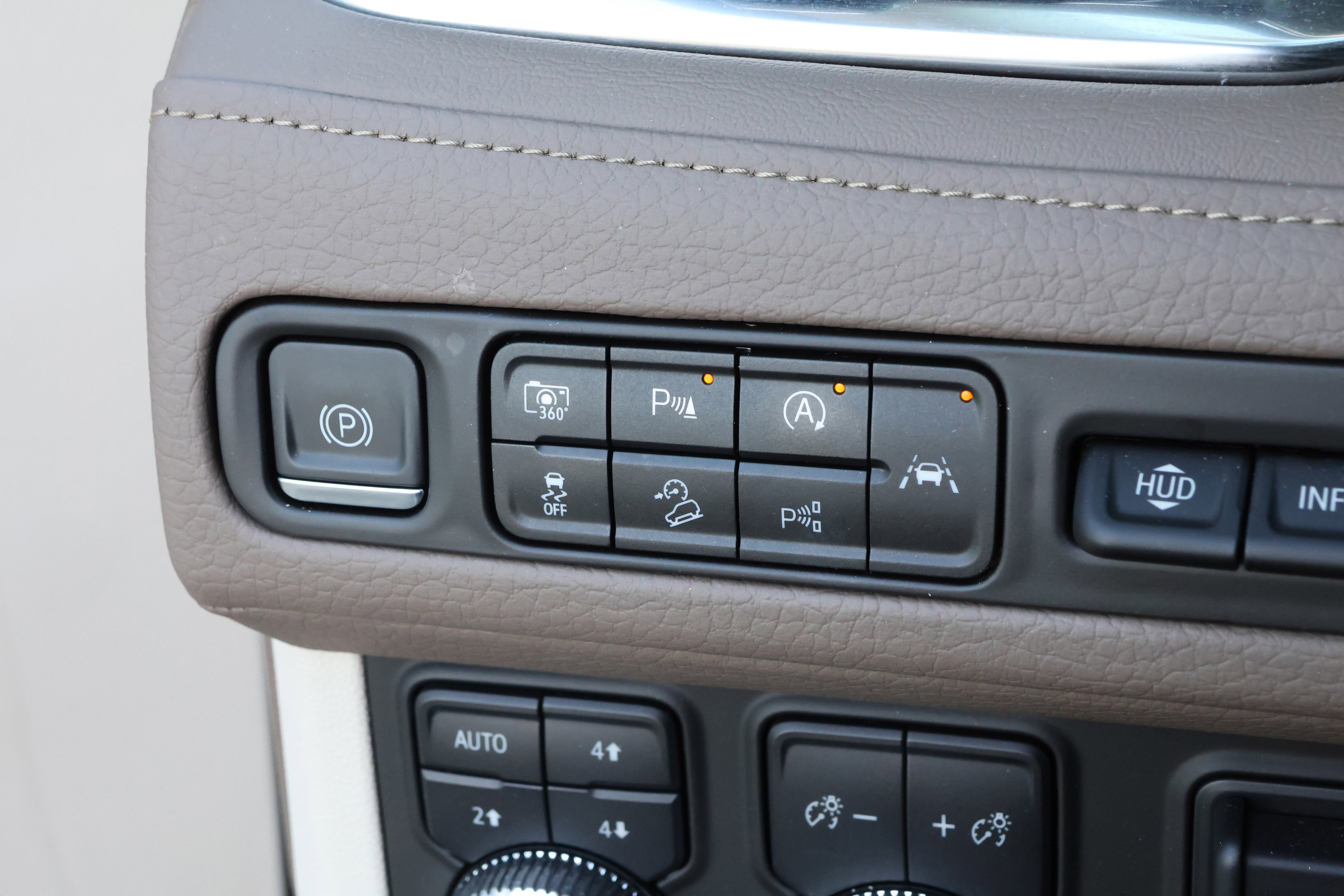 Used 2024 GMC Yukon XL Denali w/ Denali Reserve Package image 15