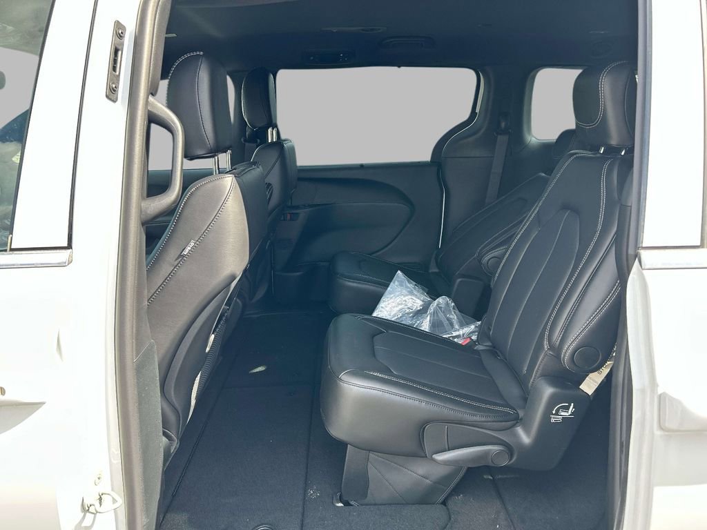 New 2026 Chrysler Pacifica Select AWD/4WD image 5